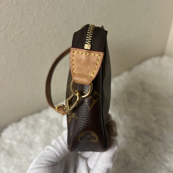 Louis Vuitton Monogram Pochette Accessories - Picture 4 of 8